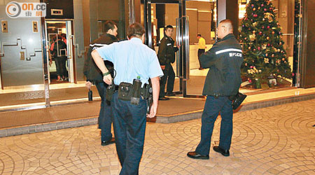 警方包圍酒店搜捕賊人。（張曉楠攝）