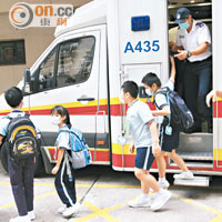 今年九月，一輛校巴於青衣撞向巴士車尾，部分學童受傷送院。（資料圖片）