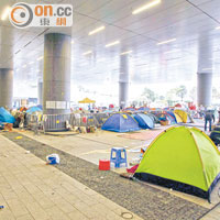 立法會<br>立法會示威區還有數十個帳篷，但夜間只有約十人留守。
