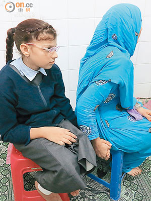 Juwariyani（左）四年前皮膚出疹，因醫護人員未有提供傳譯服務而誤服藥膏。