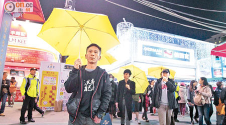 多名網民組「鳩嗚團」，舉起黃傘進入工展會聲稱要購物。