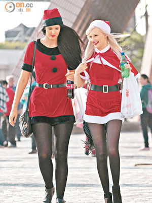 昨日天氣較涼，外籍遊客穿上聖誕老人裝束遊香江已能禦寒。（袁志豪攝）