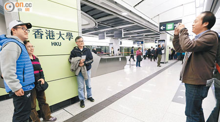 香港大學站昨開放予公眾參觀，吸引逾二千市民到場。（何頴賢攝）