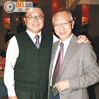 有「磅王」稱號的中華廠商聯合會會董查毅超（左）旗下一款專利設計榮獲「香港工商業獎」，香港設計中心副主席鍾志平讚佢好叻仔。