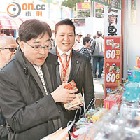 高永文（左）掃咗幾罐泰式沙甸魚，中華廠商聯合會常董史立德（右）陪同。