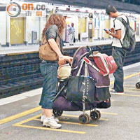 繞路過關<br>水貨媽媽由太和港鐵站上車，至落馬洲過關。