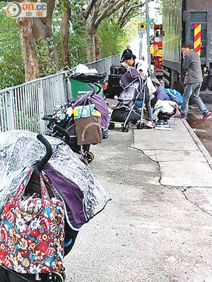 包裝貨品<br>水貨兵團在上水彩園路，將食品等包裝好，放進嬰兒車。