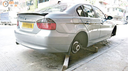 房車四個車胎連轆軨被偷走，車底遺下木方及磚頭 。（林少兒攝）