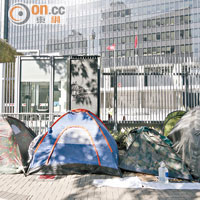 政總外的添美道行人路，昨日有數十個帳篷繼續佔領。