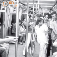 一九七九年首批地鐵列車車廂內籠。（黑白圖片）