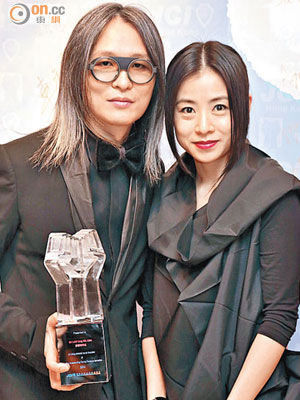 戴住3D打印眼鏡嘅羅靈傑（左）與太太悉心打扮出席頒獎禮。