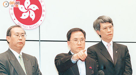 金融風暴期間，許仕仁（左）聯同任志剛（右）及曾蔭權（中）一同「打大鱷」。（資料圖片）