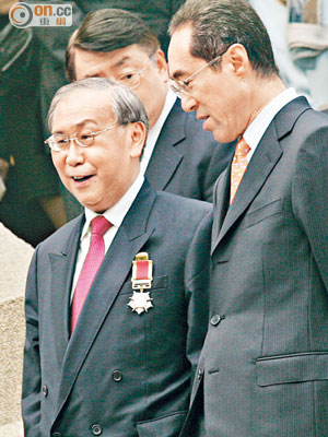 許仕仁（左）○七年第二度離開政府後，獲頒授大紫荊勳章。（資料圖片）