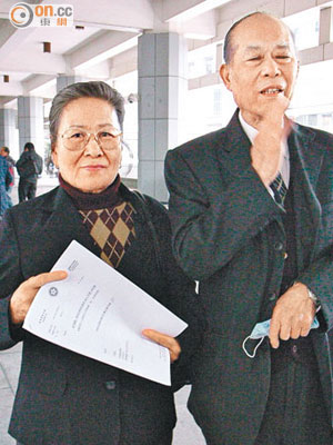 勝訴的女被告謝巧玩（左）昨由丈夫林成賢（右）陪同到法院領取判詞。