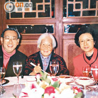 許仕仁（左）偕母親（中）及太太（右）在九六年農曆新年到酒店晚膳。