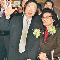 郭炳江（左）對母親（右）非常孝順，收押期間仍擔心母親受打擊。