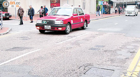 荃富街一段行車路路面凹凸不平，或影響駕駛安全。