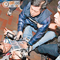 前晚<br>平安夜衝突中，網媒記者涉襲警被制服。