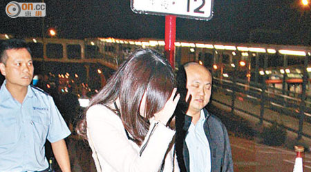 身穿熱褲長腿女子被警員帶走。（楊日權攝）