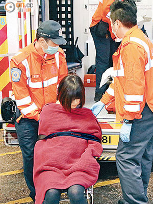 不適孕婦由救護員送院檢驗。（林耀康攝）