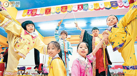 十九名港童下周會到佛山表演兒童粵劇《灶王爺爺》。（黃仲民攝）