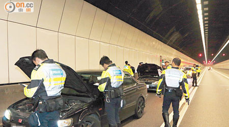 警方在長青隧道內調查被截停的兩辣車。（麥少峰攝）