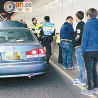 任職裝修工的司機與乘客(右一至三）接受警員調查。（麥少峰攝）