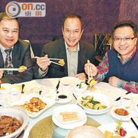 陳植漢（右起）、鄭寶鴻及陳永安齊分享廚餘大餐。（徐家浩攝）