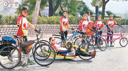 高Sir（左一）帶領Elisa（左三）等一眾傷健單車手，即將參與慈善單車馬拉松。