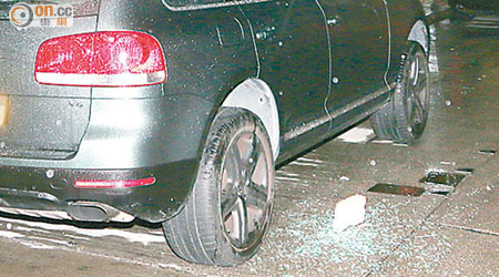 鍾國樑的私家車右邊車窗損毀。（王偉安攝）