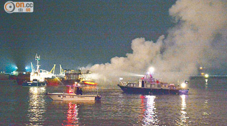 救火船隻開喉將工程船火勢救熄。