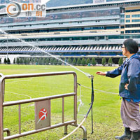 地下水及雨水經處理後可以用來灌溉球場。（溫國佳攝）