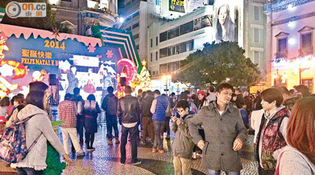 澳門多處都有倒數活動，吸引大批市民出街慶祝。