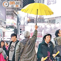 有市民舉起黃色雨傘表達訴求。
