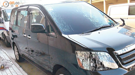七人車遭淋漆及扑窗破壞。（吳遠輝攝）