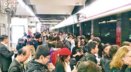 港鐵西鐵線紅磡站月台一度擠滿候車乘客。