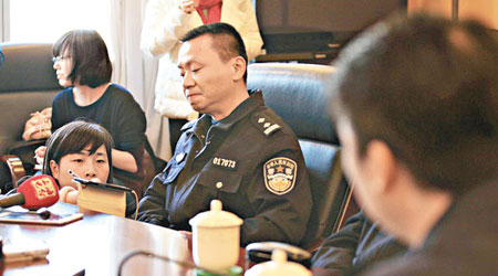 上海警方召開新聞發布會，認為警力比去年十．一長假減少。（中新社圖片）