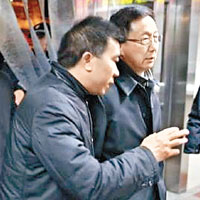 上海市委書記韓正（右）到醫院探望傷者。（互聯網圖片）