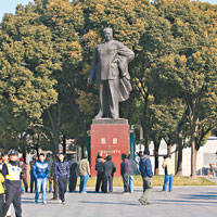 陳毅廣場內豎立陳毅銅像，是上海著名景區之一。（中新社圖片）