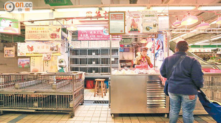 本港停售活雞，街市雞籠空空如也，雞販只能售賣冰鮮雞。（陳章存攝）
