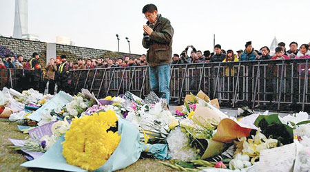 上海當局設專門悼念區，讓市民有序獻花。（互聯網圖片）