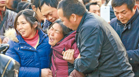 上海外灘人踩人慘劇的家屬在現場拜祭時，悲傷痛哭。（中新社圖片）
