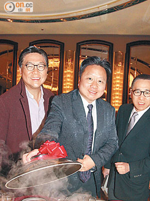 馬時亨（左起）、鄧鉅明及陳明耀齊齊為盆菜「開紅盤」。（葉華英攝）