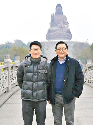 林健鋒（右）與兒子林凱章企喺南海觀音像前留影。（互聯網圖片）