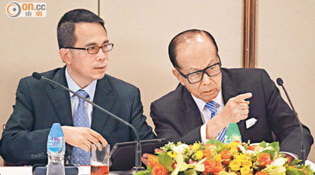 李嘉誠（右）指今次重組是為公司鋪路；長子李澤鉅（左）將會任長地及長和兩間公司的副主席。
