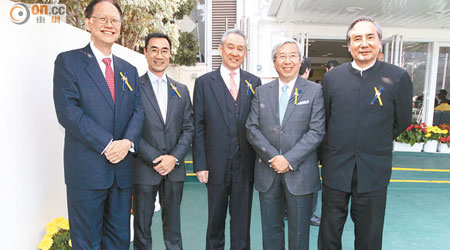 陳南祿（左起）、利子厚、周永健、李家祥同葉澍堃聚首沙田馬場。（葉華英攝）