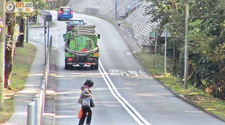 曾出事的西沙路路段至今仍有不少人亂過馬路。