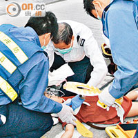 當年<br>錦上路嚴重交通意外後，救護人員即場搶救女童。