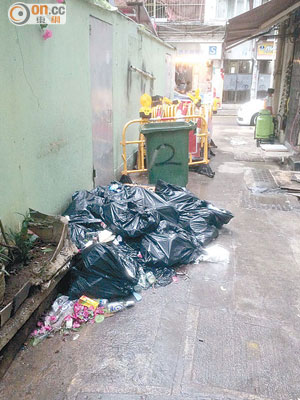 土瓜灣銀漢街後巷多袋垃圾阻塞半條通道。