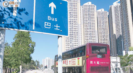新清水灣道設有巴士專用線容許巴士轉入利安道，其他車輛不可轉入。